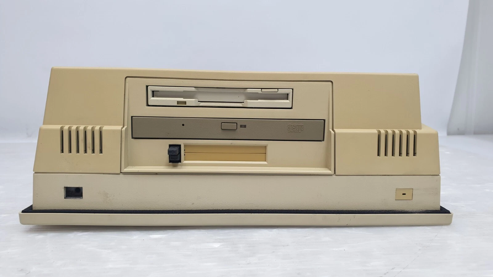 Side drive bay of the STC 12-T with floppy drive and optical drive