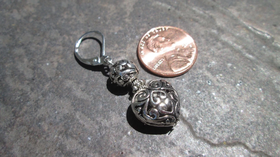 Pendientes de corazón hinchado de filigrana de plata con cierre de palanca de plata de ley Foto 4 de 4