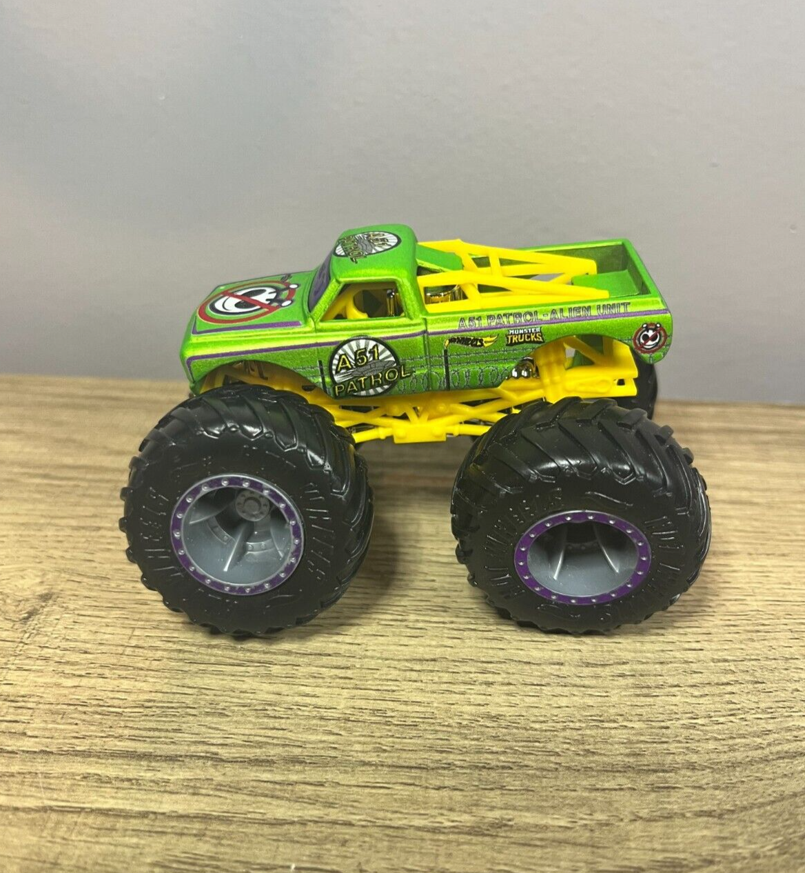 Carrinho de Brinquedo Hot Wheels  Lister - Carros Monster Truck - 1:64 -  A51 Patrol x Test Subject - Hot Wheels - Mattel - Hot Wheels