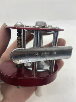 Moulinet De Pêche Vintage Métal Rouge - Fabriqué Au Japon - Marqué N° 878 MW