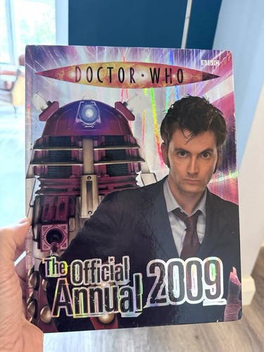 BBC Official 2009 Doctor Who Annual - Picture 2 of 3