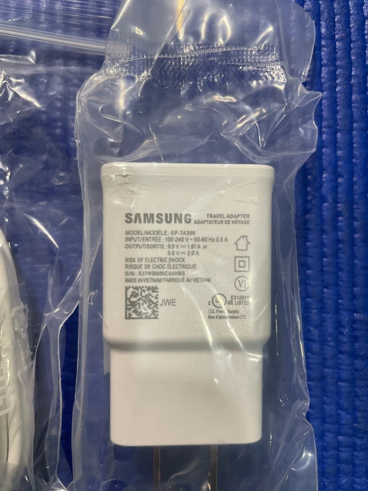 NEW Samsung EP-TA200 Fast Charge Travel Charger with USB-C cable  white COLOR - Image 2 of 2