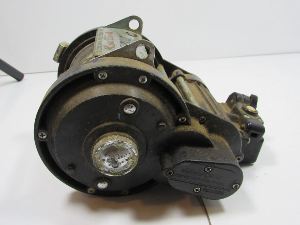 Carrete de pesca asistido por motor computarizado Miya Epoch 700 - sin probar Foto 4 de 4