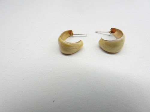 Pendientes perforados vintage de aro en J de metal tono dorado esmalte remolinado crema - Imagen 2 de 3