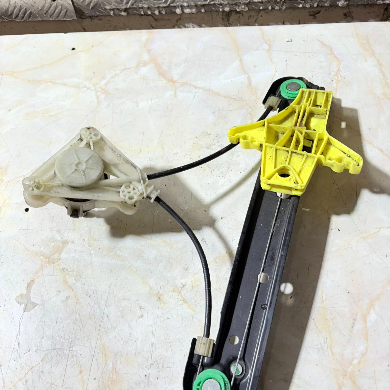Actual manual crank drive and yellow glass carrier detail