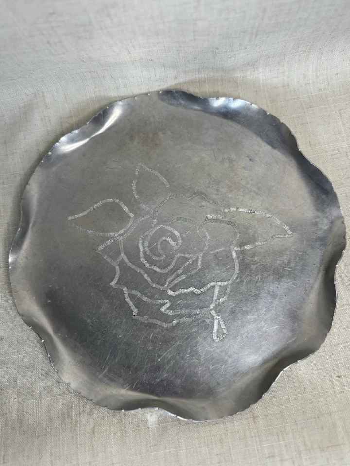 Bandeja de decoración de pared borde ondulado diseño flor rosa placa de aluminio grabada a mano vintage Foto 2 de 4