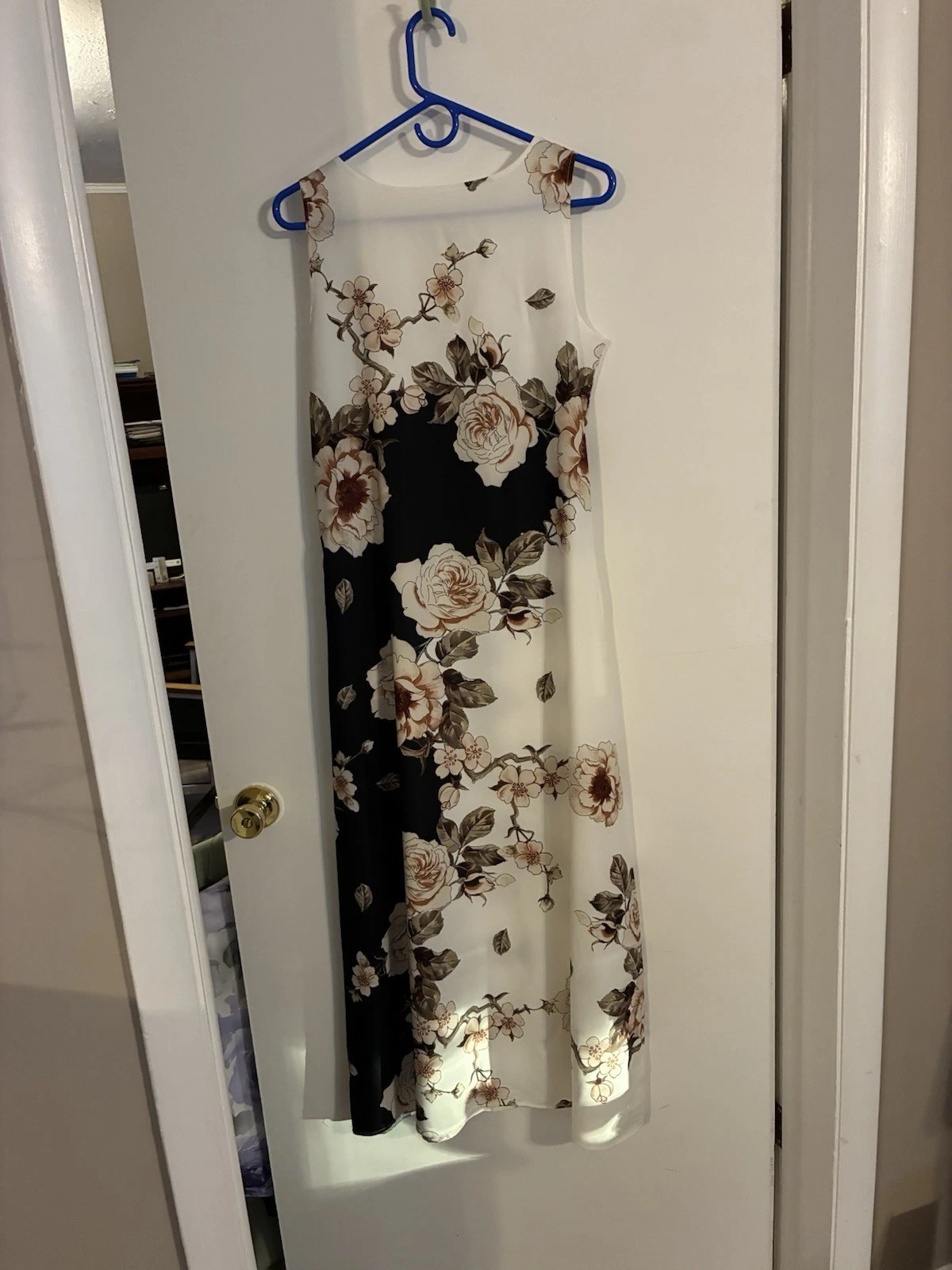 Woman Maxi Sleeveless Dress
Opens in a new window or tab