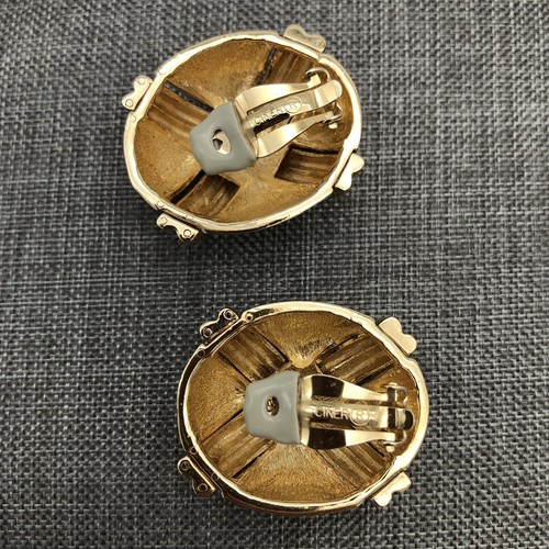 Ciner Chunky White Gold Enamel X Earrings Clip On Vintage - Picture 11 of 12