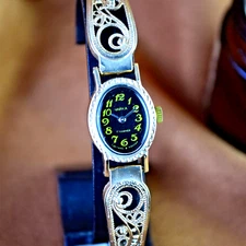 Vintage Women's Watch Chaika Soviet Ladies Wrist Watch 17 Jewels Serviced