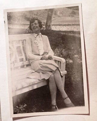 AZ618 Foto um 1950 Frau sitzt auf weißer Bank