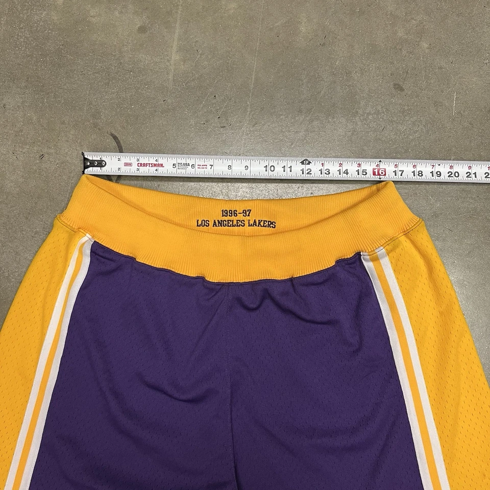 Подлинные мужские шорты Mitchell & Ness Los Angeles Lakers 1996-97 размер XL Kobe Bryant - Изображение 3 из 4