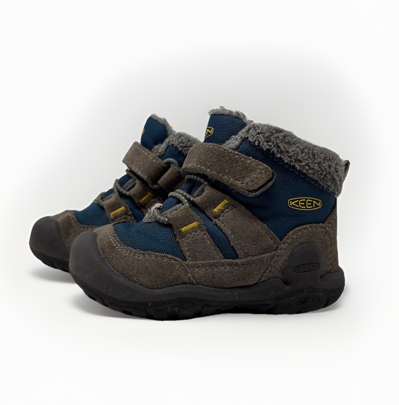 Stivali da neve KEEN bambini taglia 5 bambino nodo chukka media altezza isolati 1026817