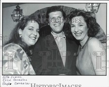 1995 Press Photo Rita Suarez poses with Jose and Rosy Cancelas. - afa67150