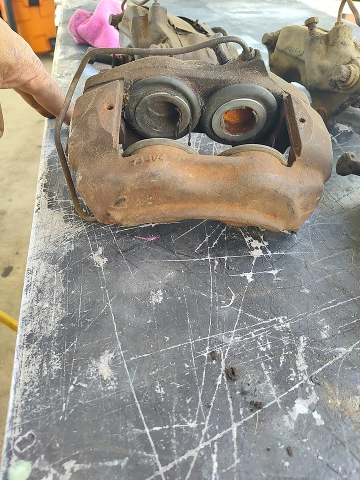 Pinzas de freno Ford Thunderbird Kelsey Hayes 1965/66 4 pistones laterales 3-L y 1-R. Foto 3 de 4