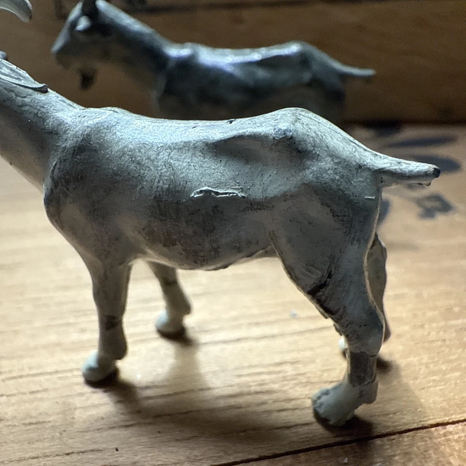 2 figuras de juguete gris pastoreo de animales de granja británicos Billy Goats de la década de 1930 de colección Foto 4 de 4