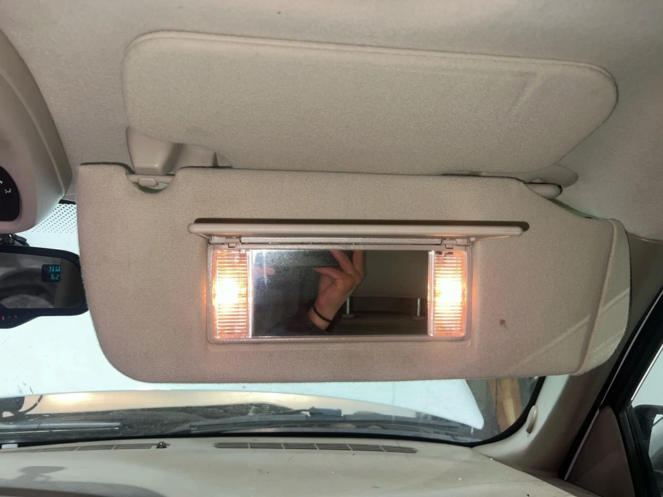 2004-2005 GMC Yukon XL1500 Passenger RH Right Neutral-522 Illuminated Sun Visor Foto 2 de 3