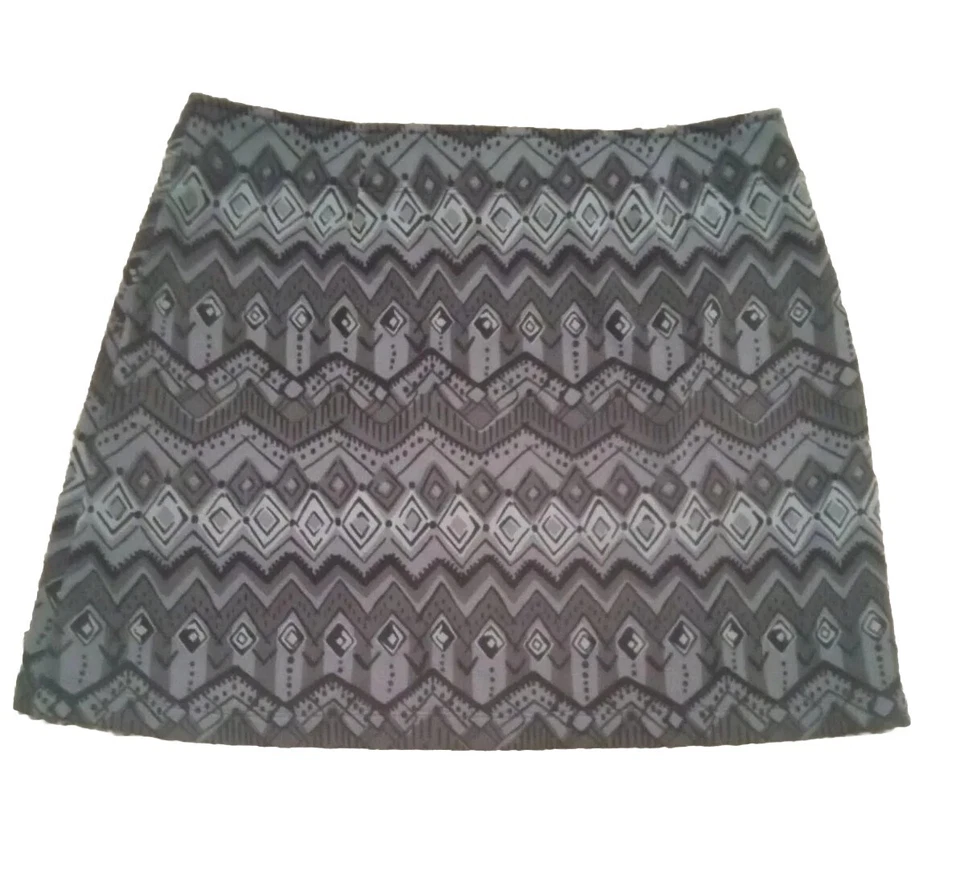 Athleta skirt women's lg black, Gray, printed scuba fleece lined Mini pull on. - Image 3 of 3