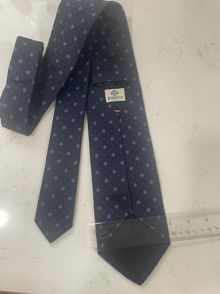 Corbata Luigi Borrelli en azul con flores azul claro Foto 3 de 3
