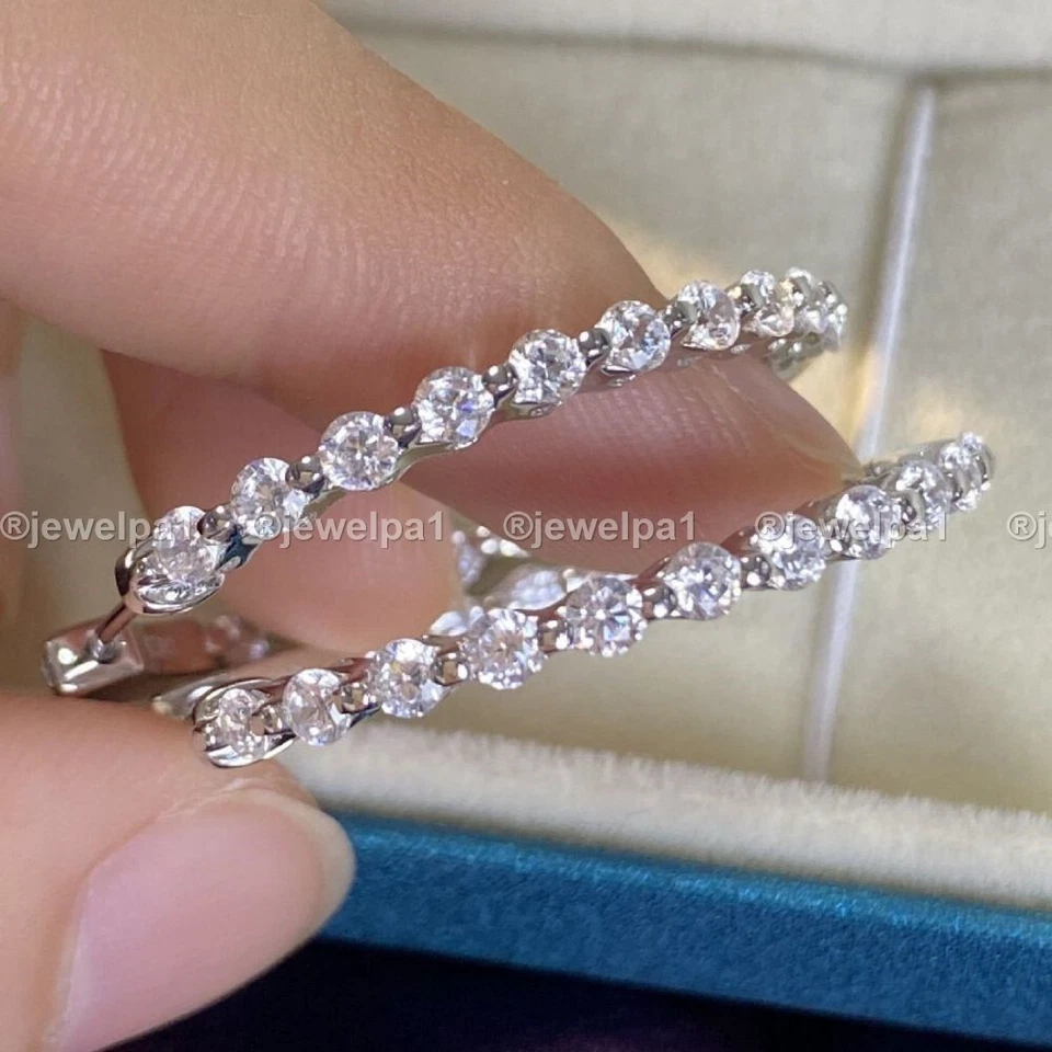 Pendientes de aro de moissanita de oro blanco sólido de 14 quilates de 3 quilates corte redondo de adentro hacia afuera para ella Foto 2 de 4