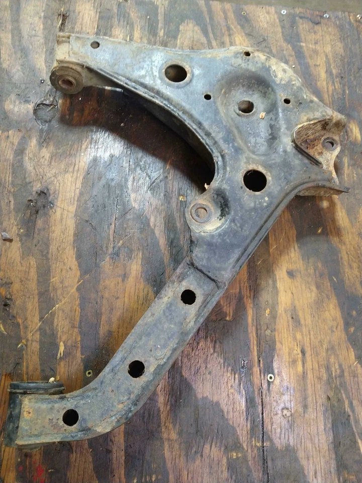 Brazo de control inferior delantero Geo Tracker 1989-1998 lado del pasajero derecho OEM 91173777 Foto 2 de 2