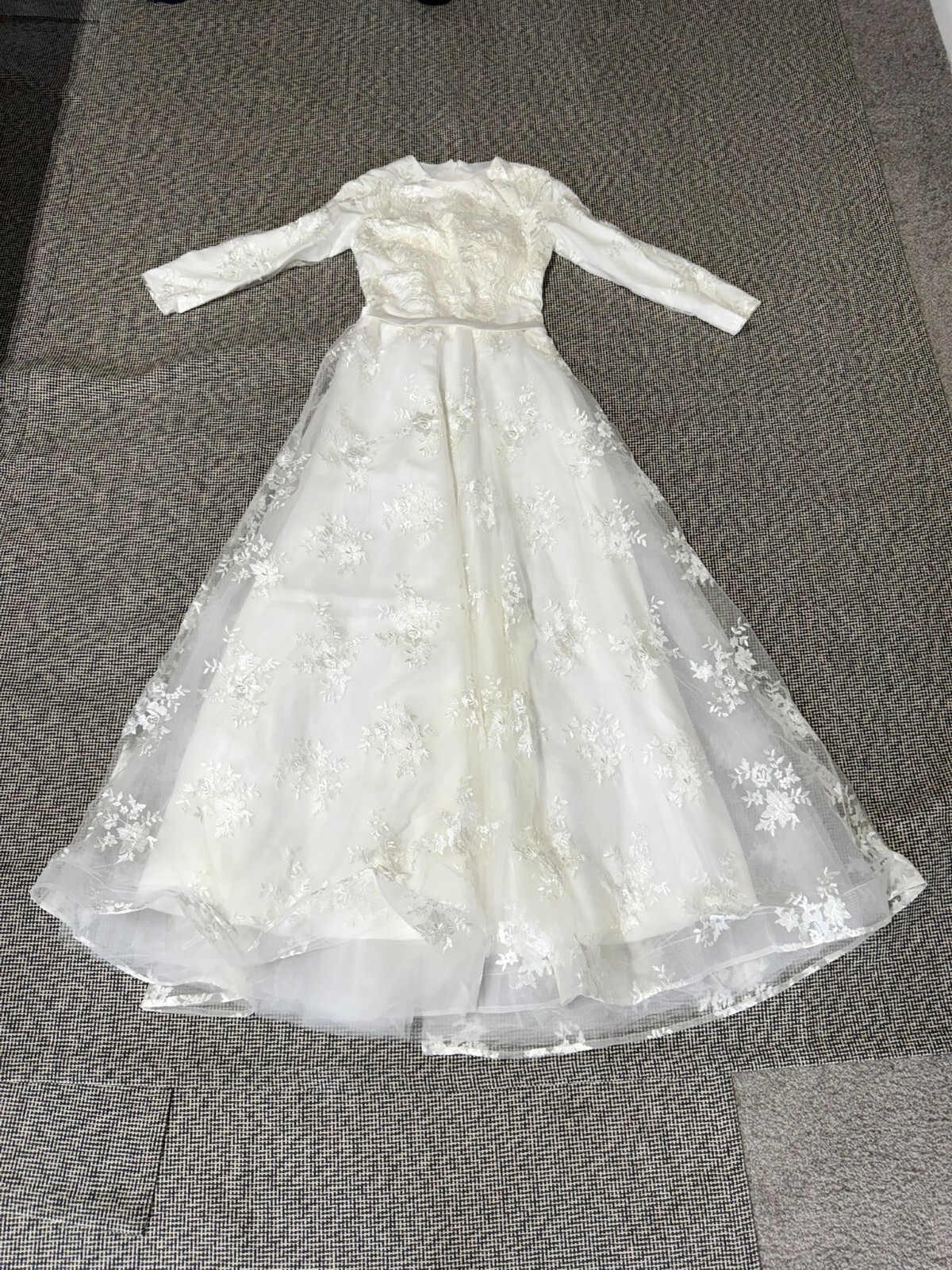 Vintage Long Sleeve Lace Wedding Dress with Embroider Gem