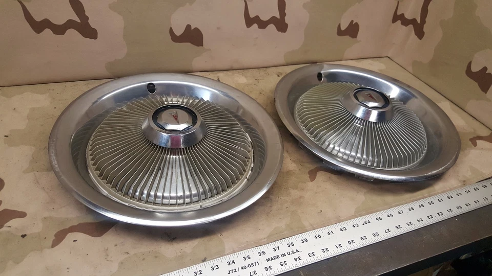 (2) Tapacubos de rueda con aletas de 14 pulgadas Pontiac Grand Prix LeMans Cattalina 1977-1981  Foto 2 de 4