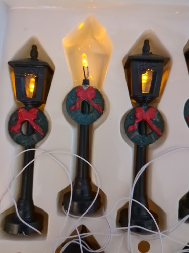 De colección. Juego de 10 farolas Winter Lemax con coronas de Navidad Village 1993 ver - Imagen 2 de 11