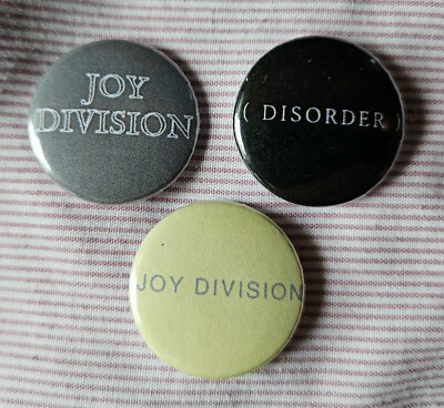Joy Division (Post Punk) drei 25mm Button Abzeichen inkl. ''Disorder''. Kostenloser UK-VERSAND!