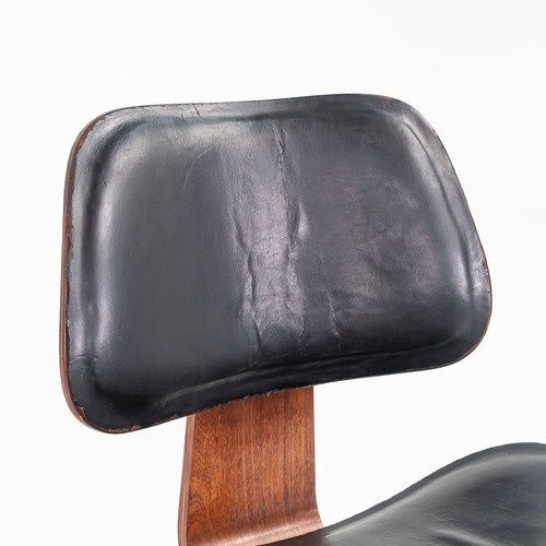 1952 Rare Herman Miller Eames DCW Dining Chair in Walnut with Black Leather Pads - Picture 6 of 12