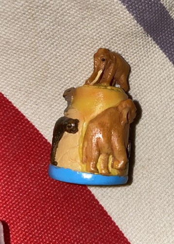 Vintage Thimble Mammoth Site 3-d animals raised - Picture 8 of 14