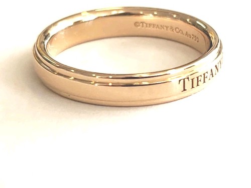 Tiffany & Co. 18K Gold Beveled Logo 4mm Wedding Band Ring - Size 9.75 - Foto 4 di 5