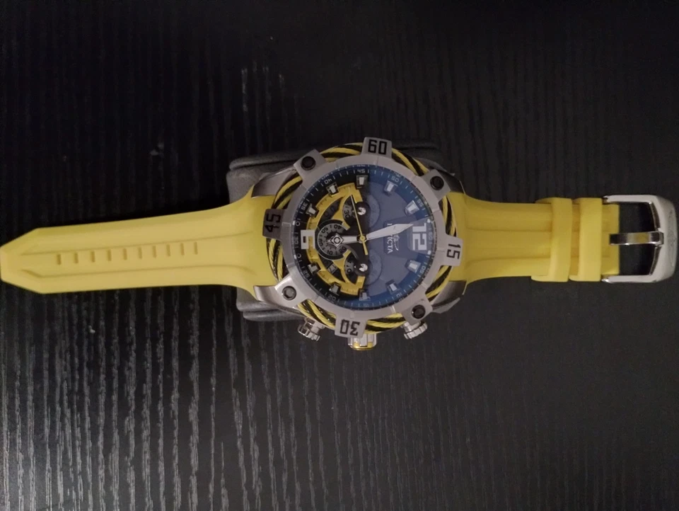 Invicta Bolt Amarillo Hombre 52 Mm Cuarzo Suizo Modelo 31062 Foto 3 de 4