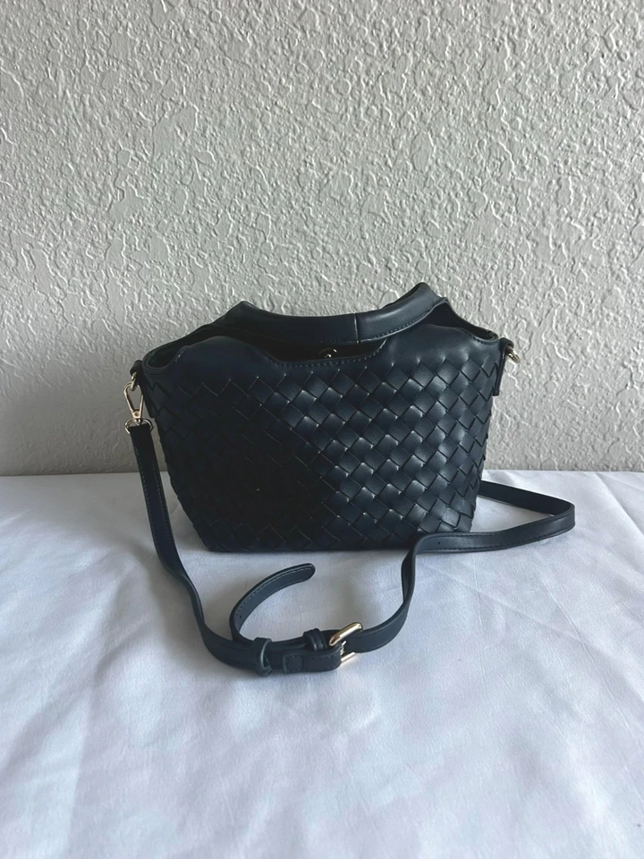 Urban Expressions Hobo Crossbody Navy Blue Women Faux Leather Woven - Imagem 3 de 4