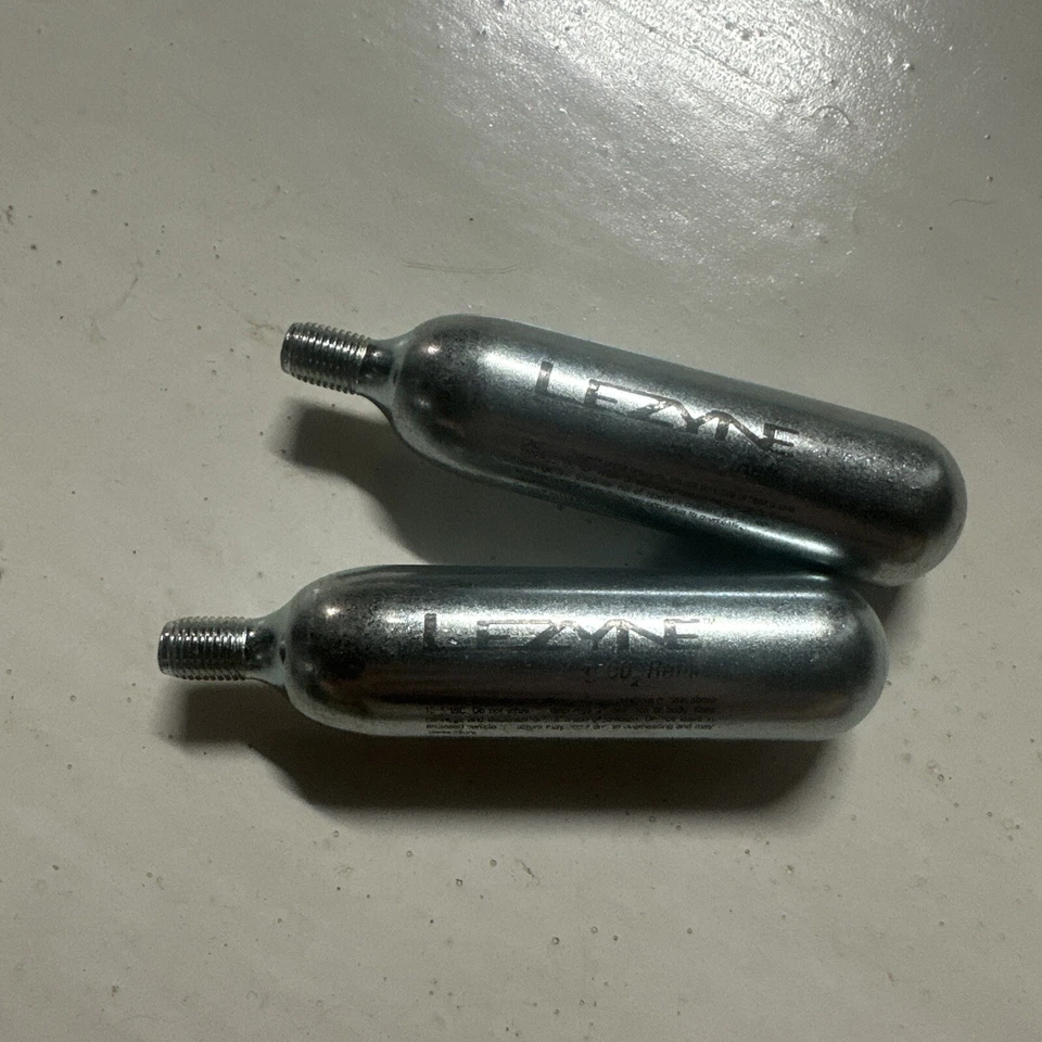 Paquete de 2 cartuchos de CO2 roscados Lezyne 25G roscados 25 g recarga de CO2 plateados 2 artículos Foto 2 de 4