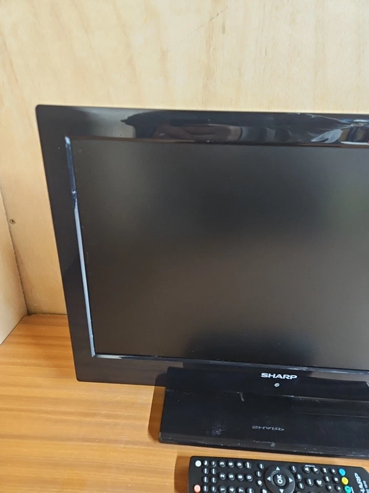 Sharp LCD Colour TV 22 Inch With Remote Model - lc-22le510k - Image 2 of 4
