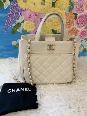 CHANEL Schultertasche Leder weiß Kettenriemen Drehverschluss Staubbeutel