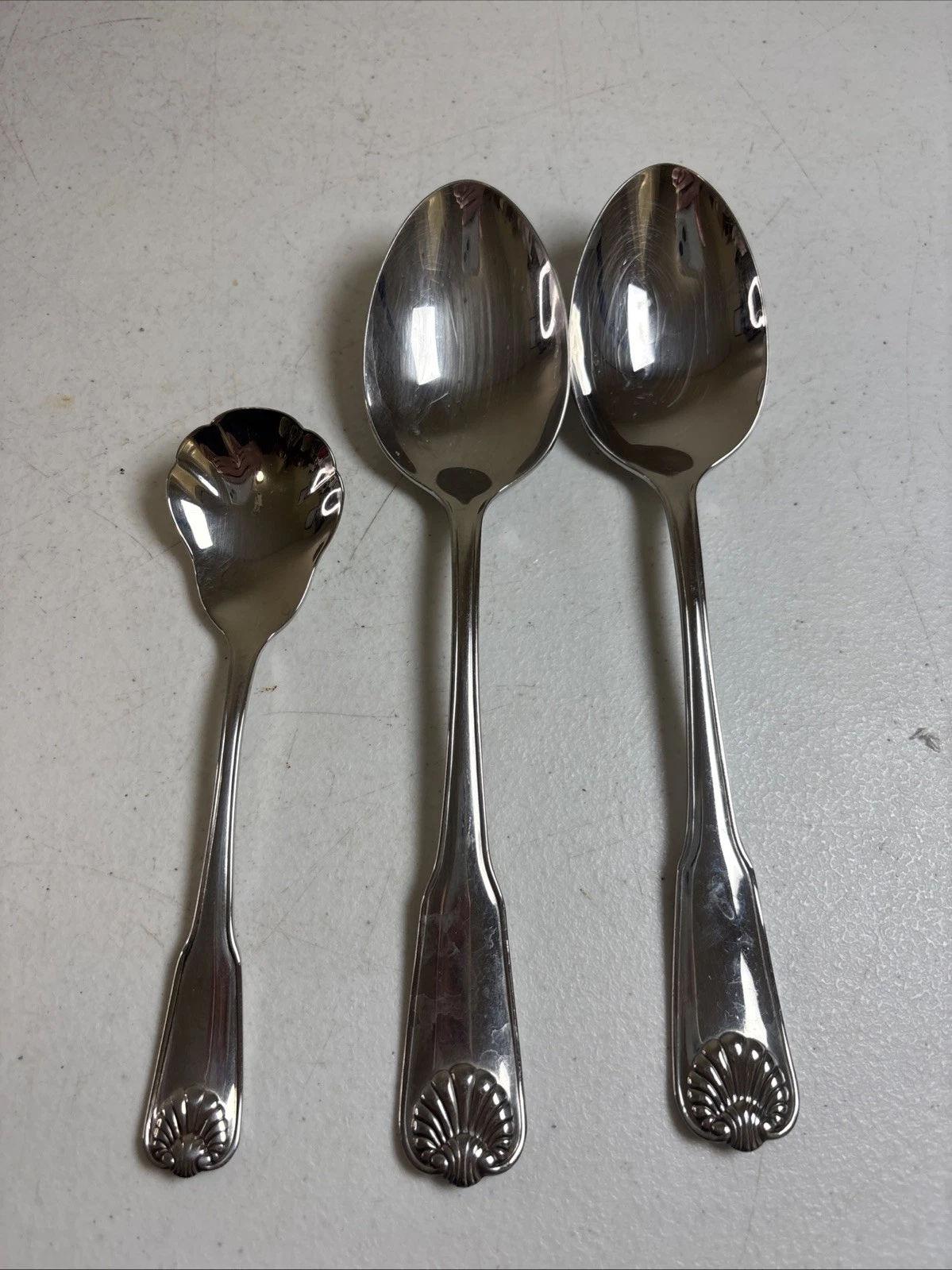 Oneida Deluxe TUDOR Shell Stainless Serving Spoons & Sugar Spoon Set Of 3