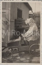 Foto, kleines Mädchen im Tretauto aus Blech XT55068