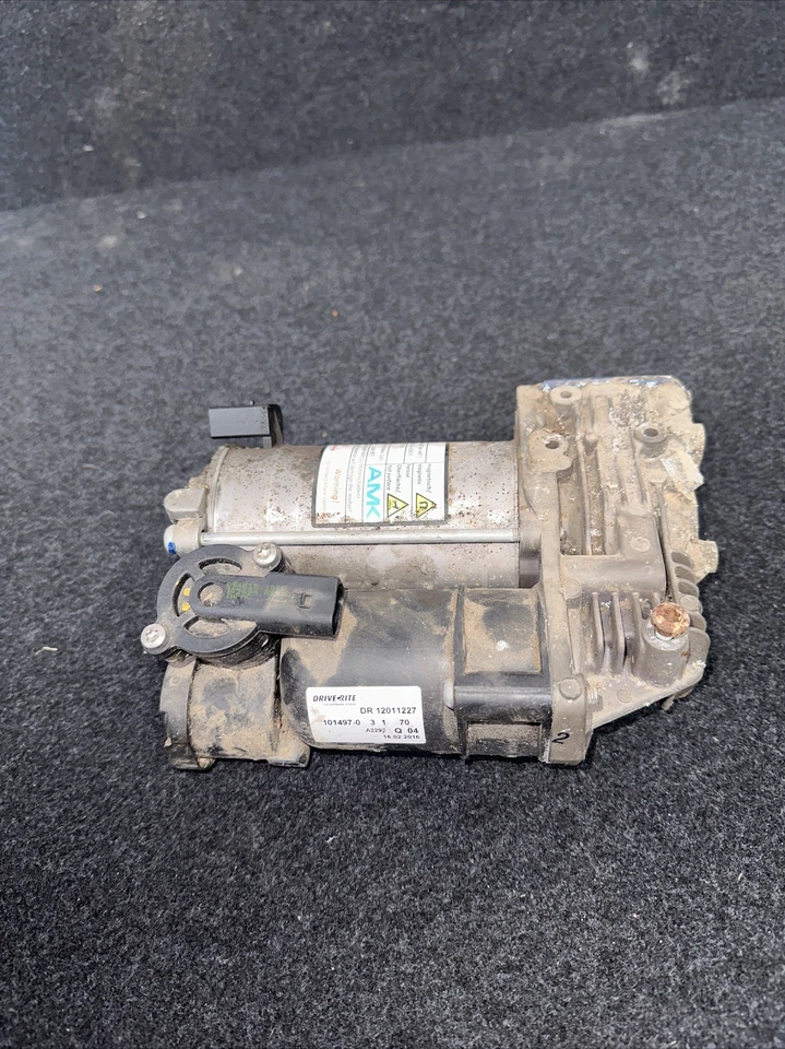 Land Rover Range Rover Sport L320 2008 Compressor de suspensão pneumática DR 12011227 - Imagem 2 de 4