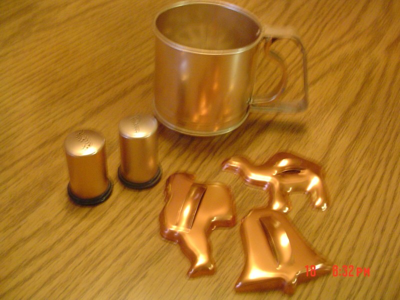 Copper Color S & P Shakers, Handheld Sifter Spring Loaded Handle Cookie Cutters