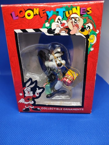 Matrix Looney Tunes Sammlerstück Ornament - Pepe mit Geschenken - Bild 2 von 7