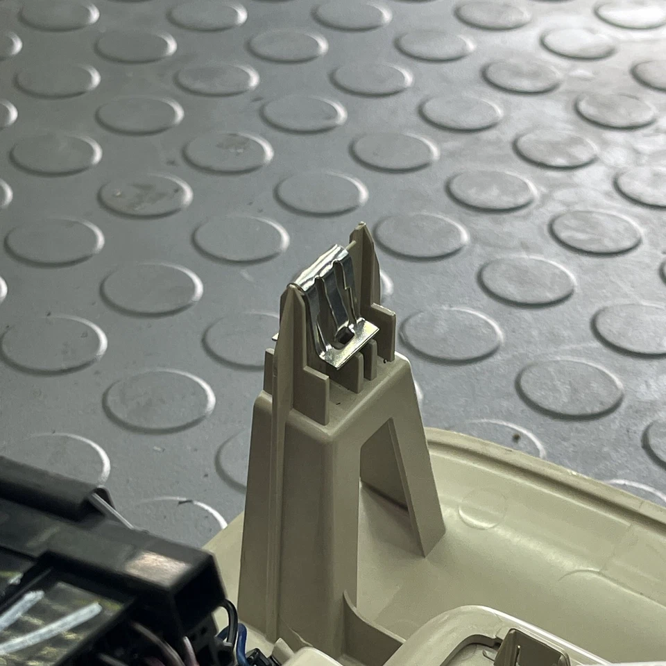 2015-2020 CHEVROLET TAHOE ВЕРХНЯЯ КОНСОЛЬ КАРТА КУПОЛ ЛАМПА OEM - Изображение 4 из 4