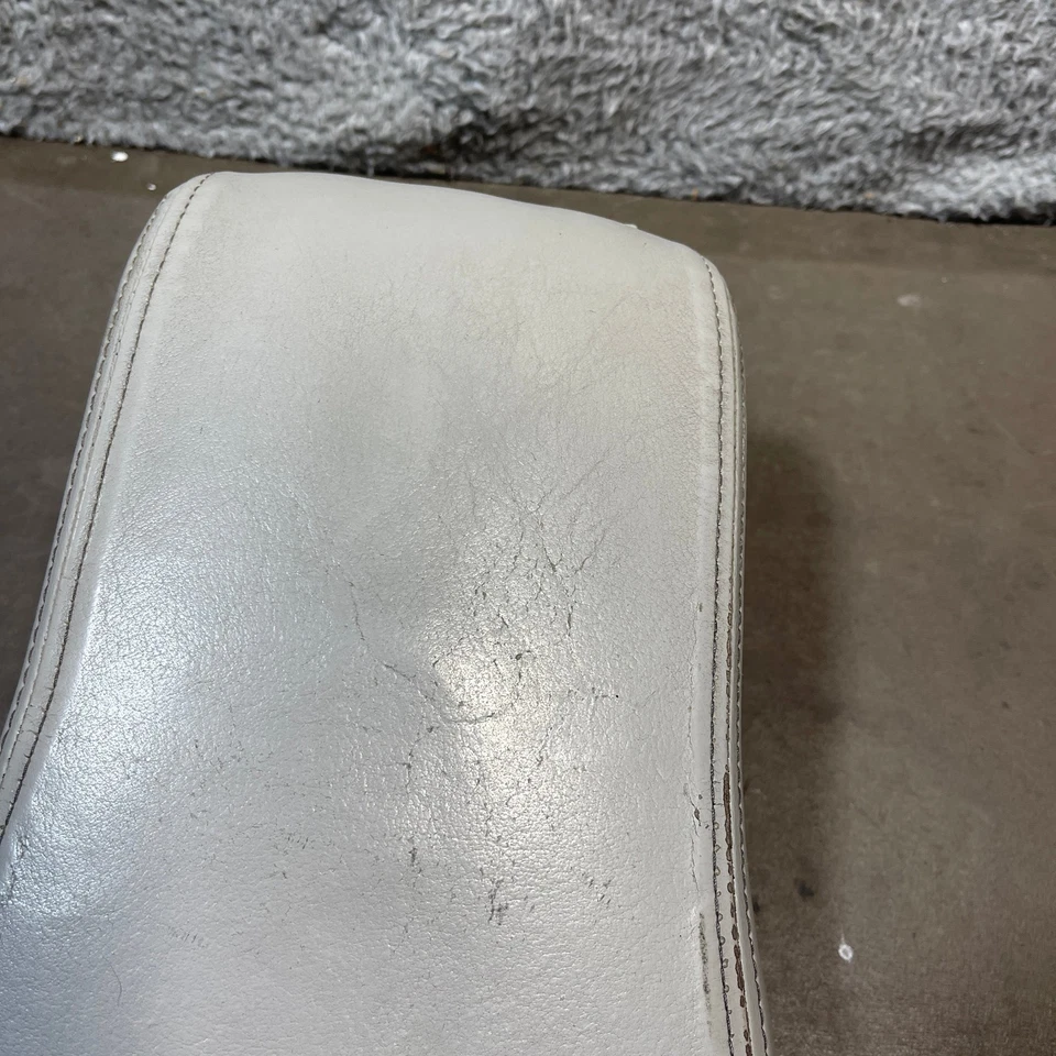 Крышка центральной консоли Cadillac Deville 2000-2005 годов выпуска серая кожаная скамейка подлокотник изготовитель оборудования - Изображение 4 из 4