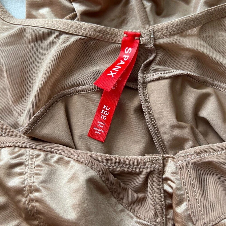 Body con panel de malla moldeador marrón tostado SPANX Foto 3 de 4