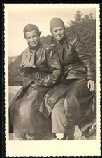 Fotografie Paar in Motorrad-Bekleidung Ledermantel & Haube rastend auf einer Pa 