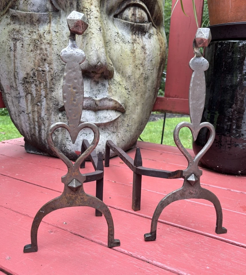 罕见古董一对 19 世纪 40 年代锻造黄铜和铁心匕首壁炉安迪龙 — 第 2/4 张图片