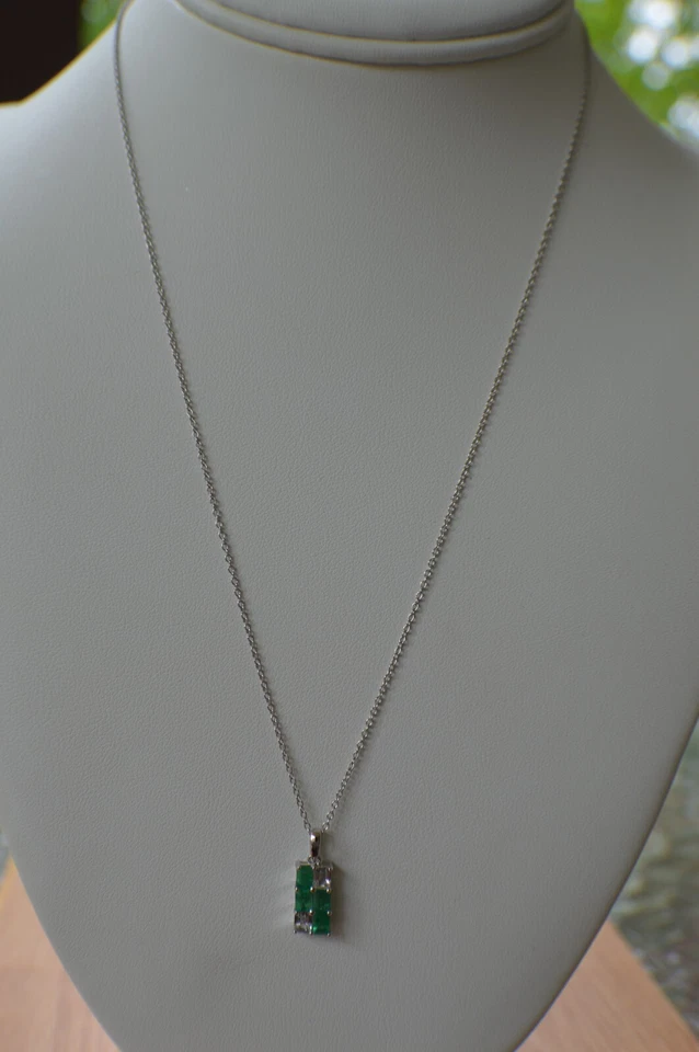 Colgante de plata 925 chapado en platino esmeralda/circón zambiano Kagem de 1,28 quilates Foto 3 de 4