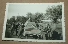 Soldaten ziehen einen Holzpanzer / Attrappe