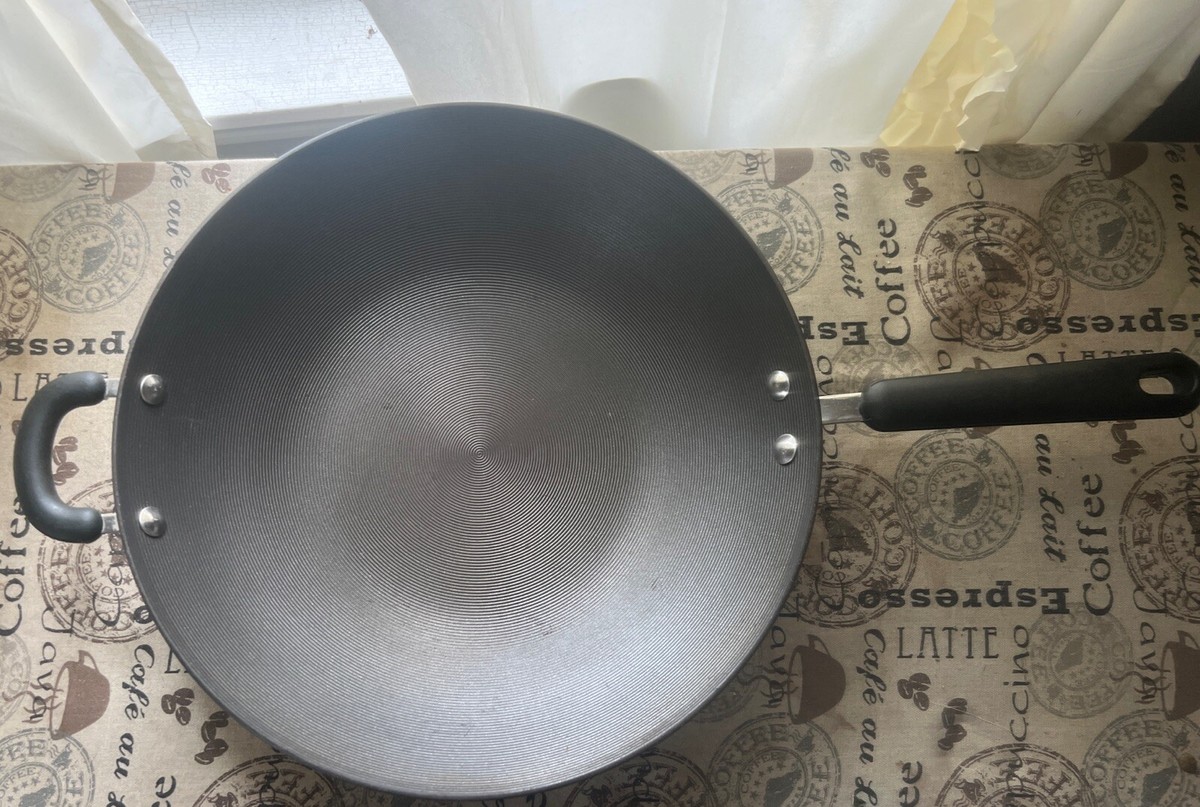 How To Clean Circulon Cookware Bottom: Easy & Effective Tips