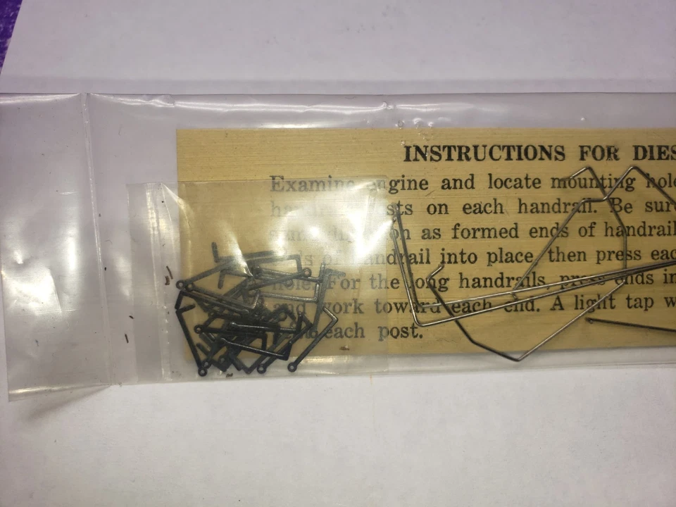 TYCO Manuta HO GP20 Complete Sealed Metal HANDRAIL STANCHIONS Set HONG KONG . - Image 2 of 4